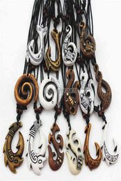 Lot entièrement 15pcs bijoux hawaïens mixtes imitation os sculptée nz maori crochet de poisson collier coullier coulet coulet mn542 h22040924959757