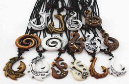 Lot entièrement 15pcs bijoux hawaïens mixtes imitation os sculptée nz maori poisson crochet pendent collier coulet gift mn542 h22040922296093