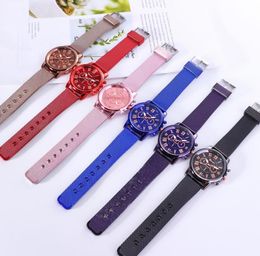 Relógio totalmente novo criativo de pvc com pulseira de borracha macia, relógio de pulso de quartzo para mulheres estudantes com mostrador em ouro rosa 4849381