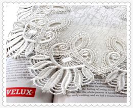 Decoración de boda de toda la moda 2016 2016 encaje blanco como alfombra de mesa con borde de bordado Border de 28 cm Doilies redondos 12 P3949815