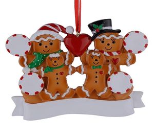 Famille de pain d'épice en résine entière de 4 ornements de Noël avec des pommes rouges comme cadeaux personnalisés pour les vacances2737821