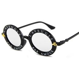 Lunettes de soleil rondes entières Lettres anglaises Little Bee Sun Glassements Men de femmes Lunes de lunettes de mode Male Femme 1996251