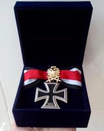 Hele souvenirs collection ww2 WWII Duits militair ijzeren kruismedeelbadge met gouden eik boomblad en allsuede medaille box2946723