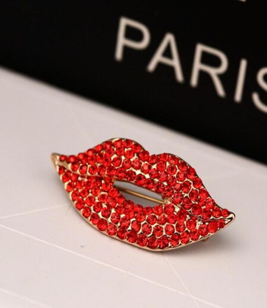 Clips de bufanda de marca de toda la moda hebilla Rhinestone rhinestone broche de labios rojos sexy para mujeres accesorios de joyería de fiesta de bodas2201671