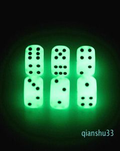 WholeLuminous Dobbelstenen 16mm D6 Gloeiende Dobbelstenen Bosons Drinkspellen Grappig Familiespel Voor Party Pub Bar Speelgoed Goede Hoge Kwaliteit8209265