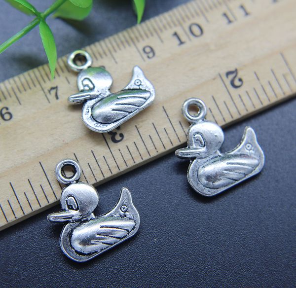 En gros 100pcs petit canard alliage pendentif à breloques rétro fabrication de bijoux bricolage porte-clés ancien pendentif en argent pour bracelet boucles d'oreilles 19 * 11mm