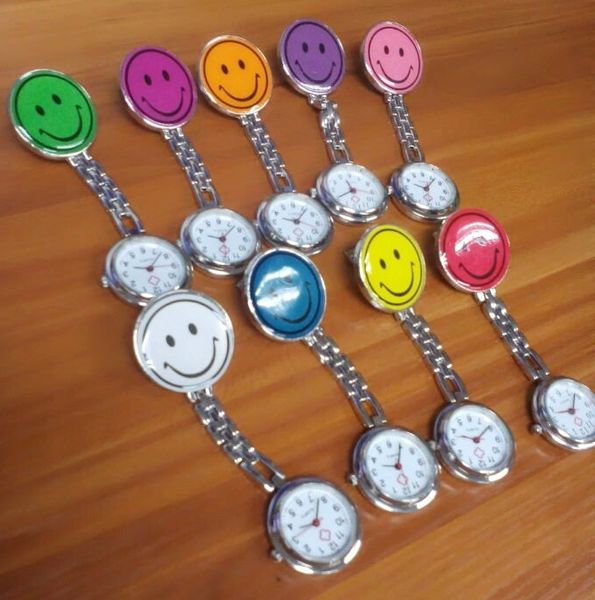 Venta al por mayor 100 unids/lote mezcla 10 colores relojes luminosos de enfermera nocturna sonrisa reloj de metal médico relojes médicos relojes de hierro NW010