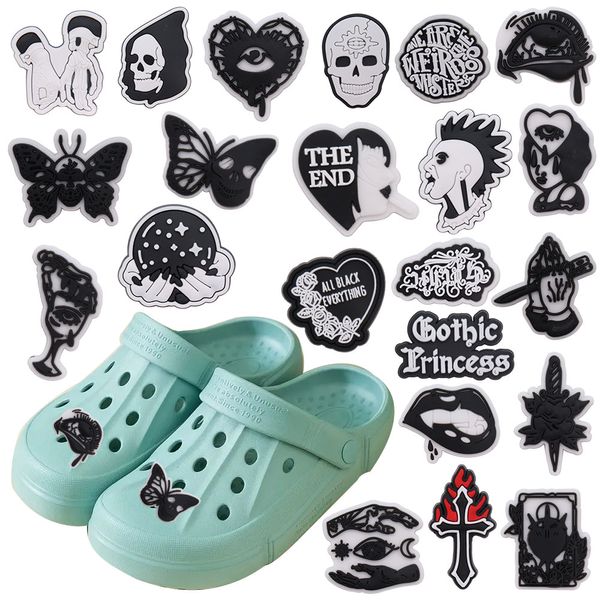 Venta al por mayor 100 Unids PVC Todo Negro Todo El Fin Calavera Tibias Cruzadas Corazón Mariposa Labios Sandalias para Adultos Hebilla de Zapato Decoraciones para Mochila Encantos Botón Zueco