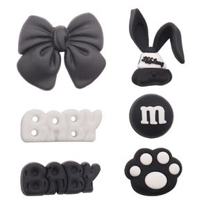 Venta al por mayor 100 Unids PVC Negro Huellas Chocolate Conejo Bebé Arco Sandalias Hebilla Zapato Encantos Niños Niñas Decoraciones Para Botón Zueco Mochila