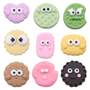 Groothandel 100 Stuks PVC Cartoon Voedsel Kleurrijke Koekjes Hart Emotie Biscuit Schoen Charmes Man Vrouw Gesp Decoraties Voor Armband Knop klomp