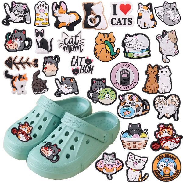 Breloques en PVC pour chaussures, 100 pièces, chat maman, beignet, Love You, arêtes de poisson, décorations de boucle pour Bracelet, sabot à boutons, vente en gros