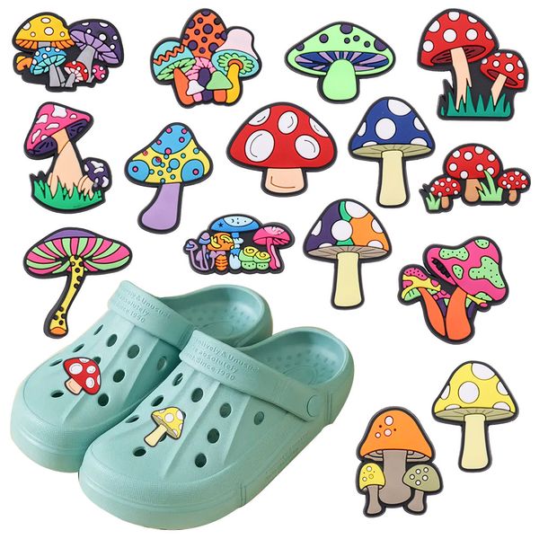 Jolies sandales en forme de champignon coloré en PVC, 100 pièces, décorations de boucle de chaussure pour sac à dos adulte, breloques, sabot à boutons, vente en gros