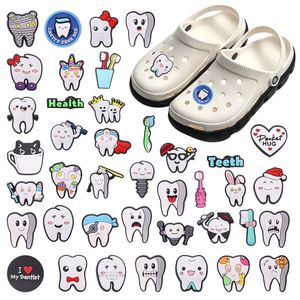 En gros 100 pièces PVC santé dentaire dents enfants jardin chaussure charmes amour mon dentiste décorations pour bouton sabot sac à dos cadeau de vacances