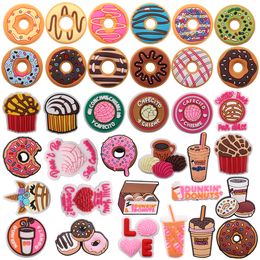 Groothandel 100 Stuks PVC Voedsel Donuts Koffie Biscuit Liefde Hart Cupcake Schoen Charmes Man Vrouw Gesp Decoraties Voor Armband Knop klomp