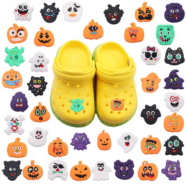 Al por mayor 100pcs PVC Halloween Pumpkin Monsters Garden Shoe Charms Children Decoraciones de hebillas para el botón de pulsera.