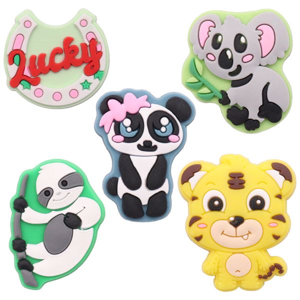 Vente en gros 100 pièces PVC Kawaii Animal Panda Koala tigre sandales boucle chaussures charmes garçons filles décorations pour bouton sabot sac à dos