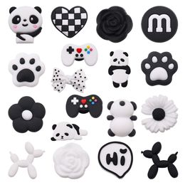 Groothandel 100 stks PVC Kawaii Zwarte Chocolade Hart Bloem Spel Handvat Schoen Charmes Gesp Decoraties Voor Armband Knop Klomp