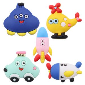 Venta al por mayor 100 Unids PVC Kawaii Coche Cohete Nave Espacial Taxi Helicóptero Sandalias Hebilla Encantos de Zapatos Niños Niñas Decoraciones Para Botón Zueco Mochila