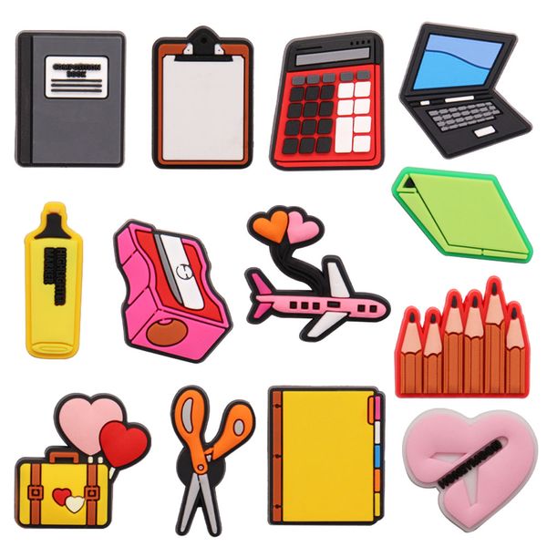 Venta al por mayor 100 Unids Cuadernos de PVC Calculadoras Sacapuntas Aviones Bolso Escolar Tijeras Encantos de Zapatos Niñas Mujer Hebilla Decoraciones Para Mochila Botón Zueco