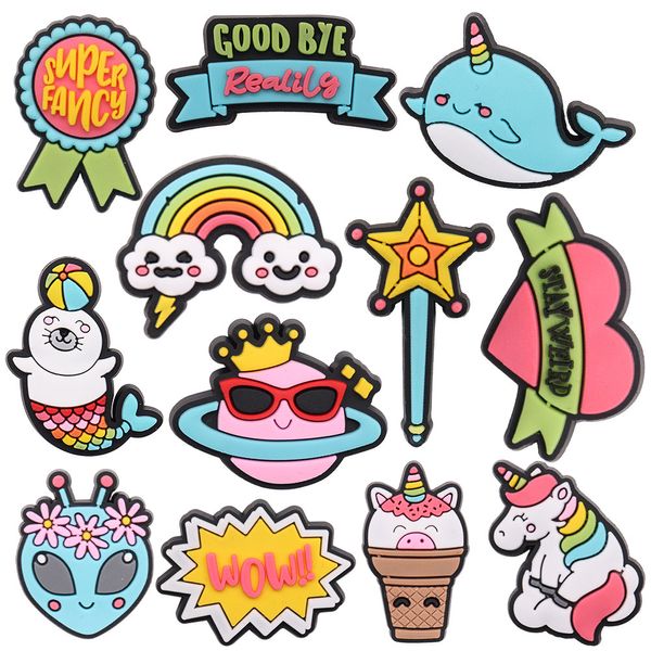 Venta al por mayor 100 Unids PVC Planeta Corazón Alien Caballo Wow Stay Weird Flower Whale Seal Rainbow Garden Shoe Charms Hebilla para niños Decoraciones para pulsera Botón Zueco