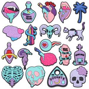 Groothandel 100 Stuks PVC Schedel Lippen Tranen Hart Boom Hersenen Messen Vaarwel Tomb Game Over Wish You Were Here Tuin Schoen Charmes Kinderen Gesp Decoraties Voor Armband