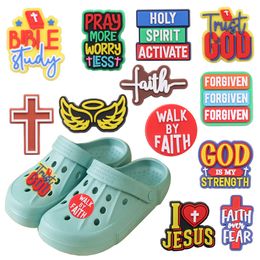 Venta al por mayor 100 Unids PVC Trust God Walk By Faith Orar Más Preocuparse Menos Accesorios de Hebilla de Zapato de Jardín Para Adultos Pulsera Charms Botón Zueco