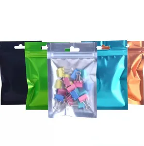 Vente en gros 100pcs emballage translucide et couleur sac d'emballage à fermeture à glissière avec trou de suspension en plastique mylar clair sur les sacs de poche de couleur avant de différentes tailles