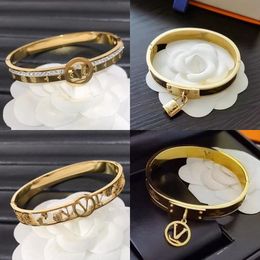 Vente en gros 11Styles Luxuey Designer Bracelet Bracelets Cristal Strass Bracelet Marque Lettre 18K Plaqué Or Titane Acier Amoureux Saint Valentin Bijoux