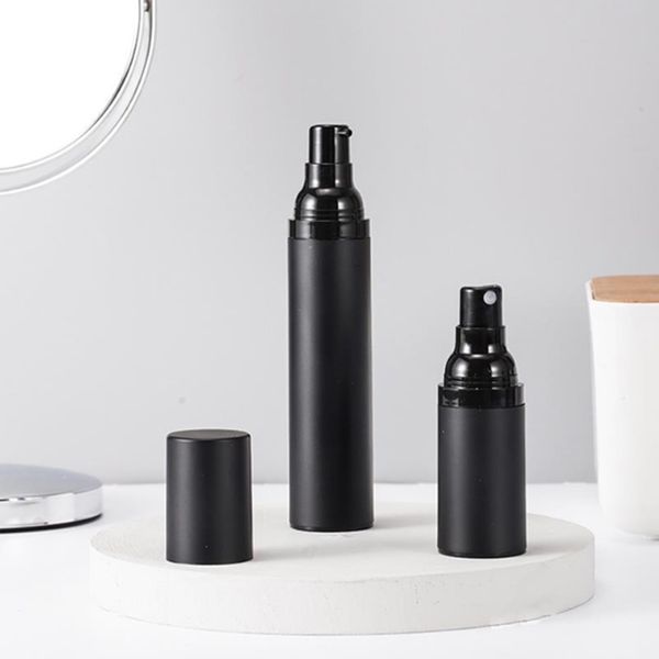 Al por mayor 15 ml 30 ml de 50 ml de embalaje negro de la botella sin aire bomba crema de crema recipiente de plástico biberones cosméticos dispensador para el logotipo del custome de cosméticos