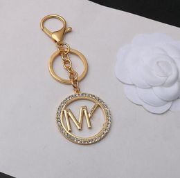 Groothandel 18 -stijl Keychain Brief Letter Design Key Chain Men Car Keyring Women Buckle Keychains ingelegde Crystal Unisex Bags Hanger