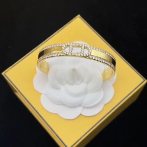 wholesale Bracelet en or 18 carats célèbre bracelet de créateur bracelet de lettre de luxe accessoires de conception exquise couple cadeau de famille marque chaude en acier inoxydable