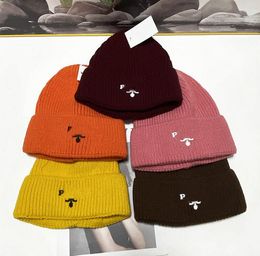 Al por mayor 18 Styles Beanie Cap Designer Unisex Brand Impresión de letras Bordado de color sólido Capas de calavera de invierno Sombreros de tejido de lana de invierno Mantenga el accesorio de moda cálida