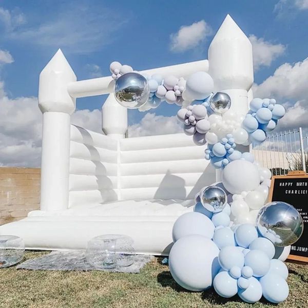 wholesale 2.5x2.5 m (8.2x8.2ft) plein PVC mariage château gonflable lit sautant gonflable maison de rebond cavalier maison de videur blanc pour les jouets amusants pour enfants à l'intérieur en plein air avec ventilateur