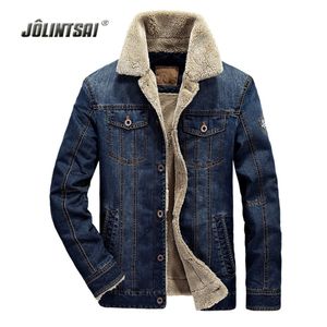 Vente en gros - 2017 Hiver Hommes Patchwork Veste Courte Mode Hommes Denim Veste Jeans Manteau Plus Velours Manteaux Manteau Plus Taille 4XL Coupe-Vent