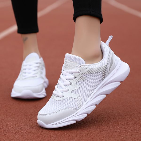 Vente en gros 2021 Tennis Hommes Femme Sports Running Shoes Super Light Coureurs respirantes Noir Blanc Rose Baskets en plein air EUR 35-41 WY04-8681