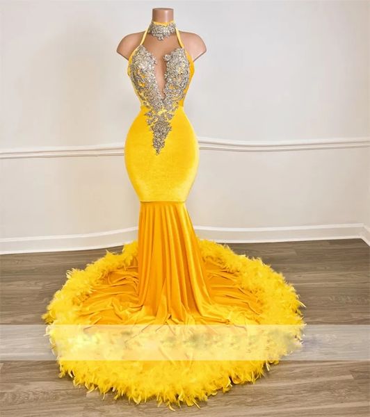 Robes de bal jaunes pour filles noires, sexy, col licou, appliques de perles, plumes, longues robes de soirée en satin, dos nu, robe de fête d'anniversaire, grande taille