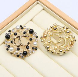 Groothandel 20stijl Luxury merkontwerper broches mode dubbele letter pins parel broche rhinestone suit pin sieraden accessoires