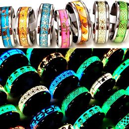 En gros de 30pcs de conception tendance mélange de couleurs mélanges en acier inoxydable lumineux Men des femmes Ring Grow in Dark Jewelry 240411