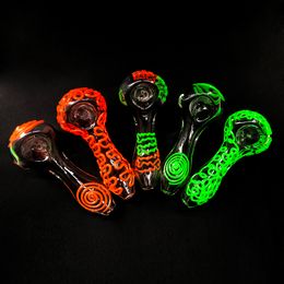 Venta al por mayor de 4 pulgadas que brillan en la oscuridad Tubo de fumar de vidrio luminoso Cuchara de mano personalizada Tubos de tabaco de hierba seca