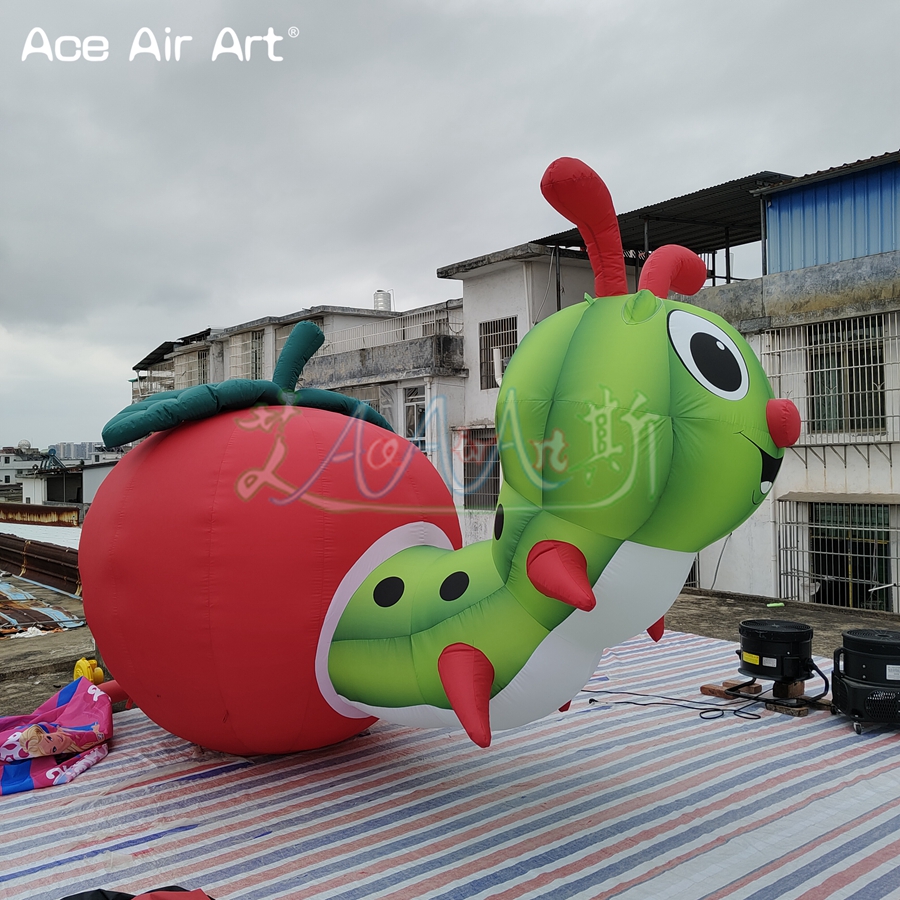 Dekorasyon için açık hava aktiviteleri için toptan gülümseyen şişme çürük elmalar ve büyük solucanlar tırtıl karikatür modelleri
