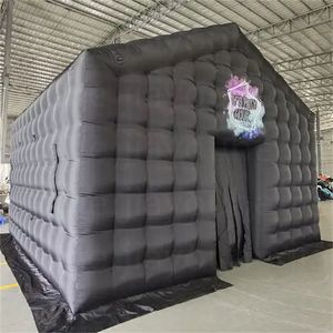 En gros 4x4x3.2 m tente cube noir gonflable cabine partie disco tentes carrées ballon de maison d'air en pente avec couvercle de porte autocollant