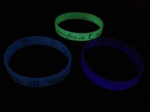 Bracelet personnalisé lueur dans les cadeaux de promotion de Bracelet en Silicone fluorescent rempli de couleur en creux en creux