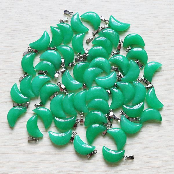 Venta al por mayor 50 unids/lote colgantes moda verde Jade malasio forma de luna encantos cuentas DIY fabricación de joyas para mujeres