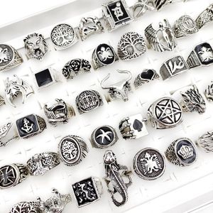 En gros 50 Pcs/Lot Punk Gothique Couronne AG Anneaux pour Hommes et Femmes Mix Styles Noir Glaçure Antique Argenté Vintage Bijoux Cadeau Alliage Accessoires