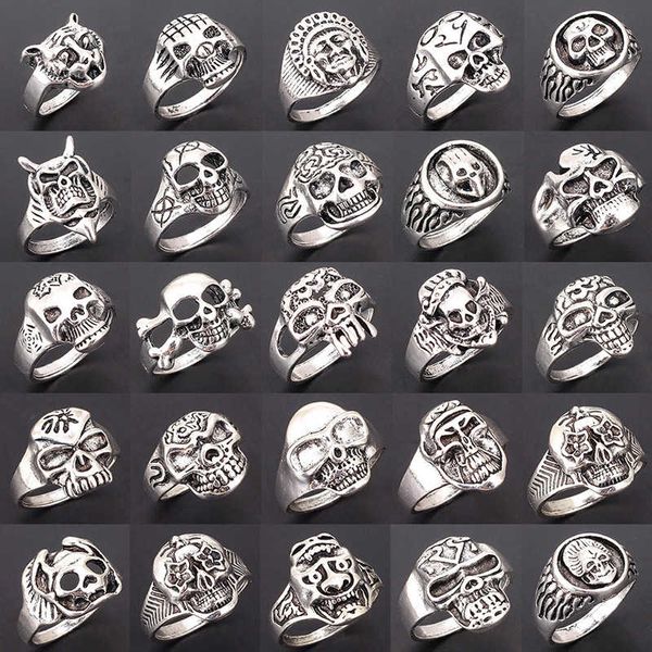 wholesale 50pcs / Lot Argent / Plaqué Or Crâne Anneaux Punk Rock Squelette Anneau pour Hommes Femmes Mode Bijoux mélanger styles tout nouveau motard