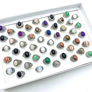 Groothandel 50 stks Retro -ringen voor mannen Vrouwen verzilverde natuursteen mode -sieraden accessoires met een displaybox