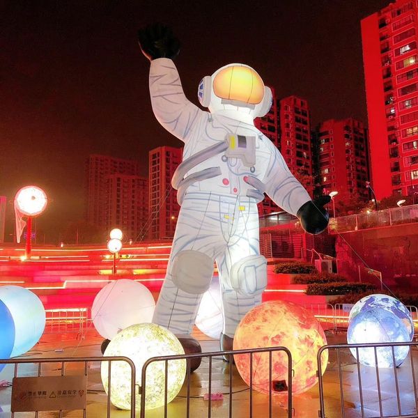 wholesale 8mH (26ft) avec ventilateur Astronautes gonflables géants en ballon avec bande LED pour la décoration d'événements sur scène ou en boîte de nuit