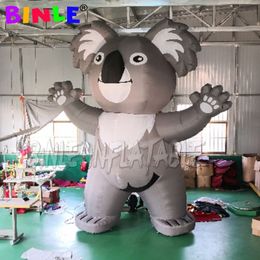 Vente en gros 8 mH (26 pieds) avec ventilateur Dessin animé gonflable géant gris de koala, mascotte animale publicitaire pour la publicité extérieure