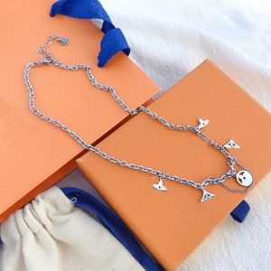 En gros 925 Plaqué Argent Designer Sautoirs Colliers Femmes Célèbres Haute Qualité En Acier Inoxydable Pendentif Collier Géométrie Collier Bijoux De Noël Avec Boîte