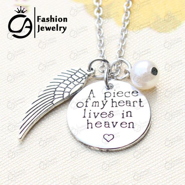 Al por mayor-Un pedazo de mi corazón vive en el cielo Recuerdo estampado a mano Aborto espontáneo Memorial Colgante Collar Joyería de regalo para mujeres # LN1279